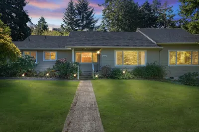 Charming & Beautiful. Perfect for Families.Swing. Tree House, Dog Friendly +++++ Hotels near 4175 N Hwy 101