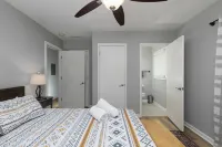 Lovely Modern 3 Bedroom bungalow l 3 King size beds Hotel dekat Mark Trail Park and Recreation Center