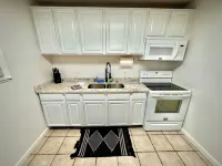 Cozy 2-bedroom apartment in Eastside Colorado Springs with WiFi, AC