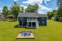 River Oasis Water Front, Pet Friendly Home, 5 King Bedrooms 15 Mins Massanutten