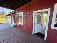 Gorgeous cabin, secluded fishing pond, swimming, paddling. Central for Daytrips!