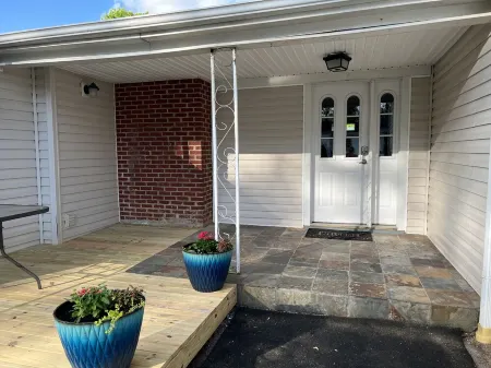 Cedar Valley Cottage- 3bed 2 ba near King University Отели в г. Бристоль