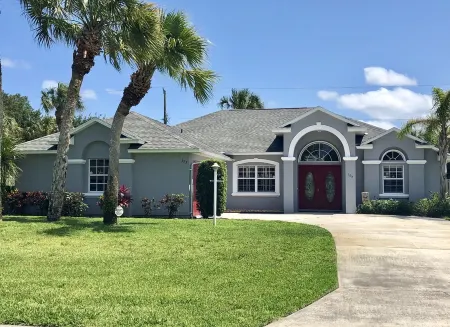 Beautiful 3 Bedroom 2 Bath Home with Heated  Private Pool. Sleeps 6 to 8.