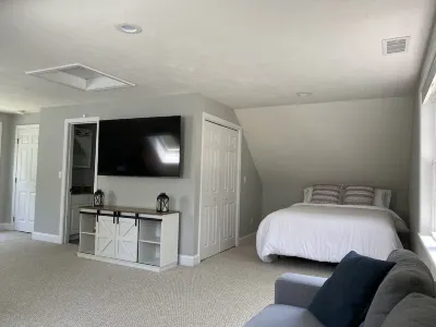 Quaint & Clean Cape Cod Loft Các khách sạn ở 