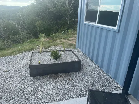 Cozy Shipping Container Home with River View near Eureka Springs Отели в г. Carroll County