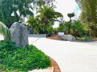 Luxury Guesthouse in Quiet Neighborhood 5 Min from the Beach! 칼즈배드 호텔