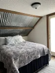 Roudy’s Retreat: Secluded Mountain Cabin with Hot Tub and Private Pond