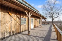 Peaceful cabin with a lovely view of the TN river---the PERFECT weekend getaway! Hotels in Humphreys County