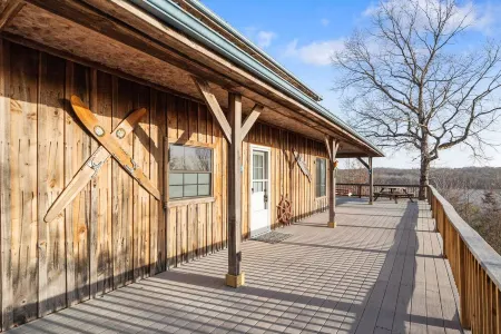 Peaceful cabin with a lovely view of the TN river---the PERFECT weekend getaway! Отели в г. Хамфрис