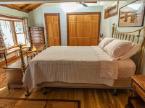 Beautiful Lake House on Schroon Lake with private beach and dock slip-4bed/4bath Hotels in Schroon