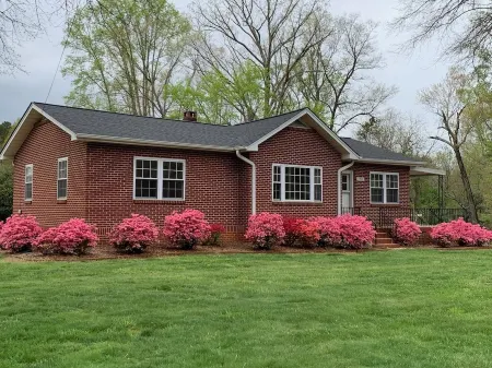 Discover Tranquility at Carolina Cottage - Cozy 2-Bedroom Retreat in Hickory, NC