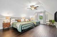 ✨Luxe Farmhouse✨Bourbon Trail✨ 4 king Beds ✨Hot Tub Games Trails sleeps 16