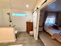Cottage with gated driveway near downtown & river - balcony
