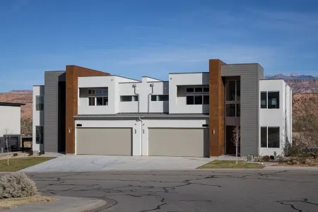 Stunning New 4 bedroom home minutes to Arches