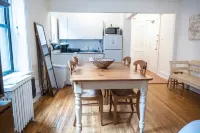 Cozy apartment in beautiful midtown Hoboken! فنادق في هوبوكين