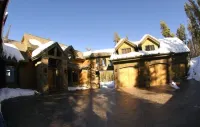 LUXURY HIGHLANDS HOME! Ten Mile Views, Lake View, Hot tub, Pool table, Foosball
