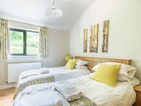 Hillside Lodge - sleeps 4/10 with wood burner and private hot tub Hotels in Cheddar