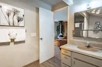 Lovely Sunset Condo in Birch Bay w KBed & Hot Tub - 207