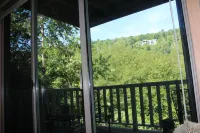 Lovely mountain condo located only 1.3 miles from downtown Highlands