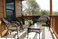 Mountain Views / Golf / Hot Tub / Cozy Cabin!