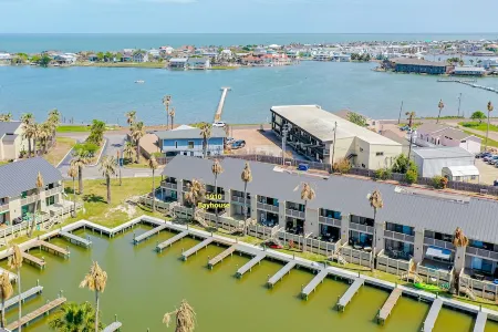 Fun-clean-family-canal front 3-2.5 condo Boat&Shop fish from the back porch!