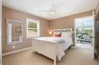 Beautiful Lakefront Home, Private Dock, Sleeps 16, 12 minutes to Ark Encounter