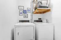 3 Queen Beds, 5 min Walk to the Beach - 70 inch Smart TV