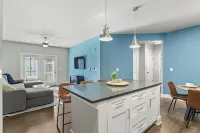 3 Bedroom Suite - Pool, FREE Parking, Gym!