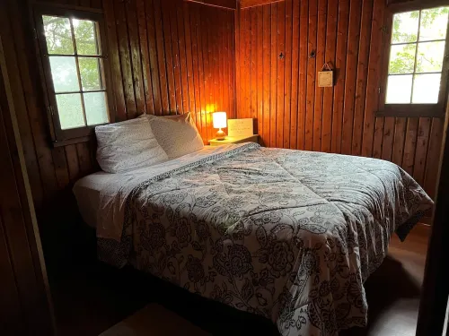 Cozy cabin, lake view, screened porch, 100 steps to the areas best beach.