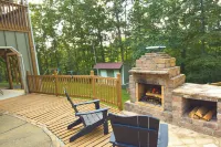 Deer Haven-Secluded Mountain House w/Outdoor Fireplace, Hot Tub, and Arcade Hotels in Ellijay