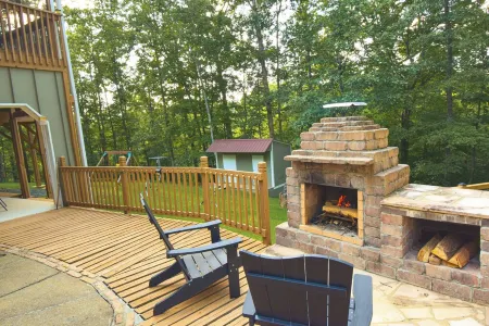 Deer Haven-Secluded Mountain House w/Outdoor Fireplace, Hot Tub, and Arcade