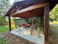 Hideaway lake house! New! So cute! - Pet friendly!