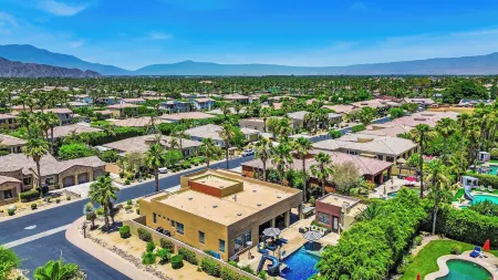 Outdoor Oasis at Montage, by GPM - Water Slide/ Game room/ Walk to festivals Отели рядом с достопримечательностью «Indian Palms Country Club & Resort»