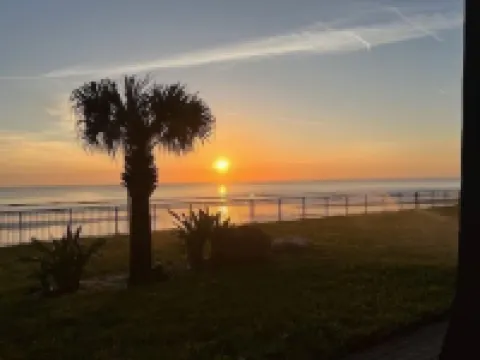 Oceanfront1st floor Hawaiian Inn - Pools Open