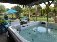 Feels Like Fall - Aug 24-29. in Town & Private Hot Tub, Bikes & Snf Hiking