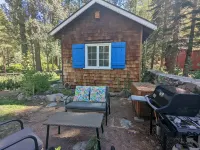 Riverfront Cottage 5 Minutes from Palisades Tahoe 10 minutes to Lake Tahoe