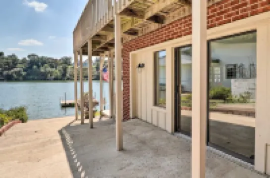 Lake House in Hot Springs with newly remodeled deck on Lake Hamilton