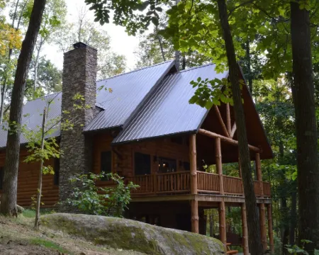 Secluded 3-bedroom cabin on 42 wooded acres with fishing pond, AC, WiFi Hotels in Coshocton County