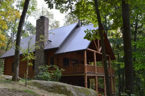 Secluded 3-bedroom cabin on 42 wooded acres with fishing pond, AC, WiFi