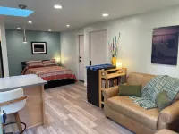 Sweet Studio, Private Patio. Close to park, disc golf, tennis, etc.  30 day min.