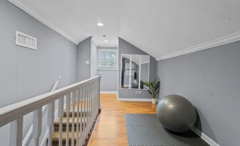 The Dawson — Charming & Quiet. Close to Downtown, Hiking and Biking