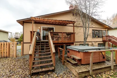 Southside Serenity: Your Alaskan Hideaway with a Hot Tub! Hotels near Flattop Mountain