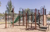 Gorgeous Tahoe Condo/Pools/Hot Tub/Tennis/ 1/2 Mile to Beach!