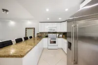 Beach Steps Away, Park View 1BR in Sunny Isles with WiFi, AC