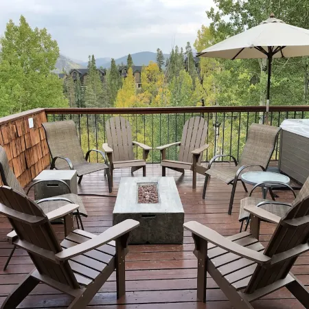 Ski in/ out mountain retreat. Huge deck with hot tub and stunning views