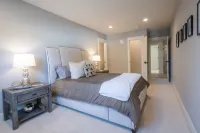 Sonoma Square Gem! Charming New Farmhouse w Pool + Private Detached Guest Suite