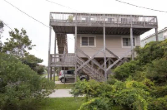 HATTERAS VILLAGE 4 BEDROOM - WALK TO OCEAN, MARINA, SOUND