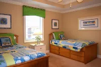 Beautiful top floor Condo/2 pools Steps From Beach  And Pier