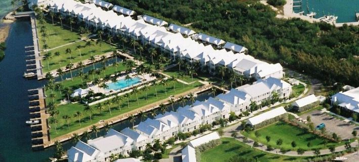 馬林之家52號: 門禁社區豪華別墅，帶泊位、日落景觀及泳池 馬拉松住宿飯店