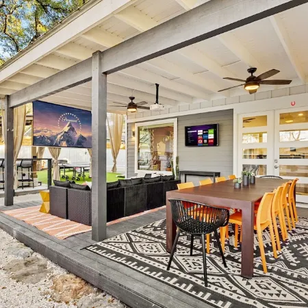 Heated Pool, MiniGolf, Karaoke, Game Room, Spa, 2mi to DT - SoCo Cowgirl